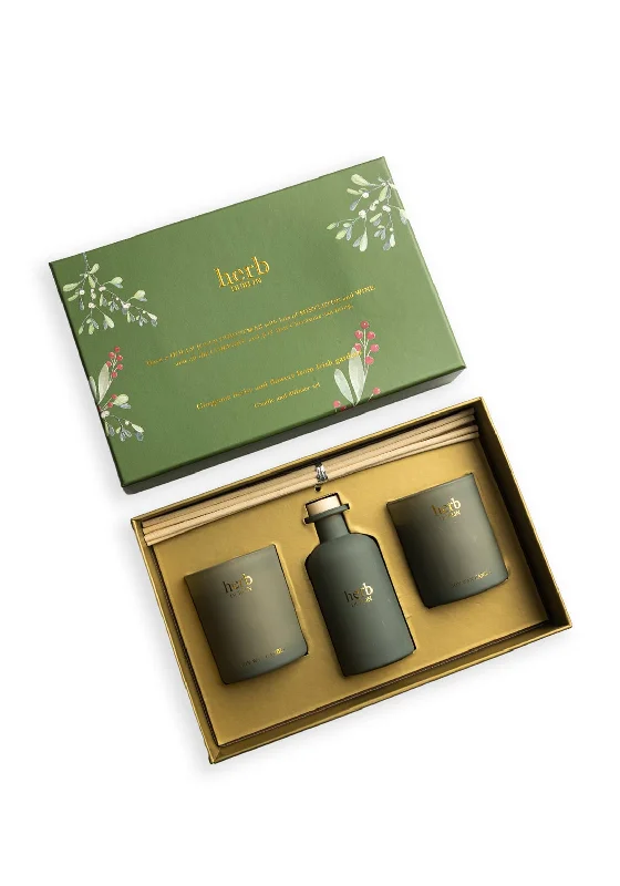 Eau Lovely Holly, Jolly Christmas Candle & Diffuser Set